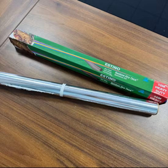 Rotolo di bottiglia ottagonale trasparente da 6 ml di profumo vuoto su una bottiglia di olio essenziale di anice con tappo a vite in alluminio